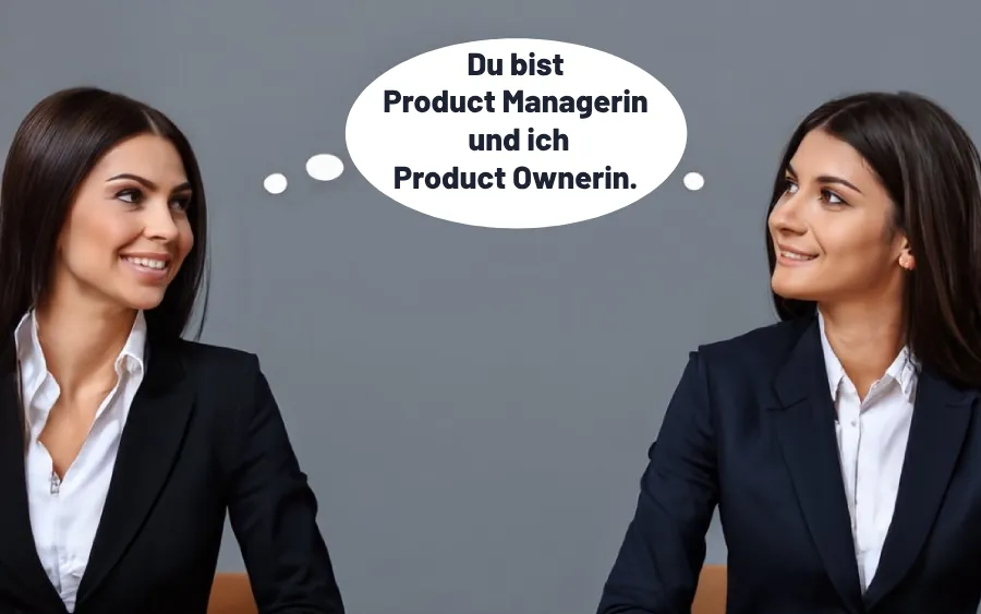 Das Bild zeigt zwei Frauen in dunklem Business Kostüm und langen dunklen Haaren. Sie schauen sich freundlich an. Zwischen den beiden sieht man eine Sprechblase mit dem Text "Du bist product Managerin und ich Product Ownerin."